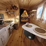 Roulotes De Charme Avec Piscine Chauffee Et Bain Nordique A Uzes シャレー ユゼ