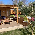 Roulotes De Charme Avec Piscine Chauffee Et Bain Nordique A Uzes ユゼ