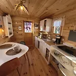 シャレー Roulotes De Charme Avec Piscine Chauffee Et Bain Nordique A Uzes *