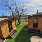 Roulotes De Charme Avec Piscine Chauffee Et Bain Nordique A Uzes シャレー *