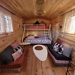 Roulotes De Charme Avec Piscine Chauffee Et Bain Nordique A Uzes ユゼ