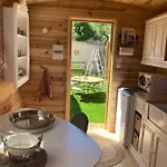 シャレー Roulotes De Charme Avec Piscine Chauffee Et Bain Nordique A Uzes *