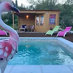 Roulotes De Charme Avec Piscine Chauffee Et Bain Nordique A Uzes シャレー ユゼ
