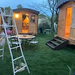 Roulotes De Charme Avec Piscine Chauffee Et Bain Nordique A Alpstuga Uzès
