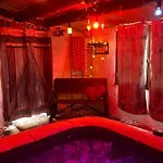 シャレー Roulotes De Charme Avec Piscine Chauffee Et Bain Nordique A Uzes