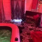 Roulotes De Charme Avec Piscine Chauffee Et Bain Nordique A Uzes * ユゼ