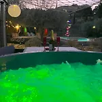 Alpstuga Roulotes De Charme Avec Piscine Chauffee Et Bain Nordique A *