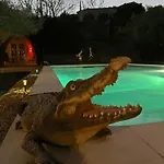 Roulotes De Charme Avec Piscine Chauffee Et Bain Nordique A Uzès