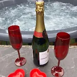 Roulotes De Charme Avec Piscine Chauffee Et Bain Nordique A *