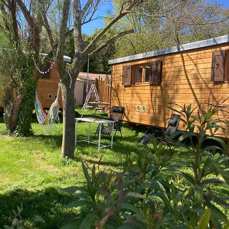 Roulotes De Charme Avec Piscine Chauffee Et Bain Nordique A Uzes Юзес