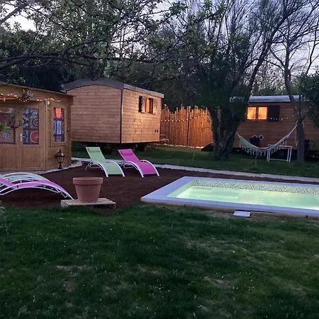 Roulotes De Charme Avec Piscine Chauffee Et Bain Nordique A Uzes Юзес