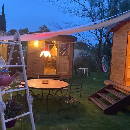Roulotes De Charme Avec Piscine Chauffee Et Bain Nordique A Uzes Шале