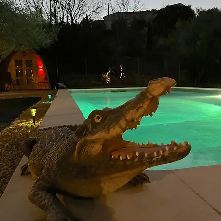Roulotes De Charme Avec Piscine Chauffee Et Bain Nordique A Юзес