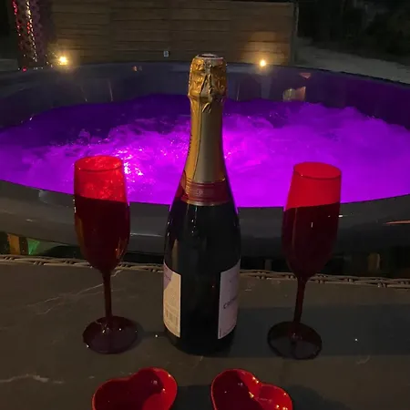 Roulotes De Charme Avec Piscine Chauffee Et Bain Nordique A Шале