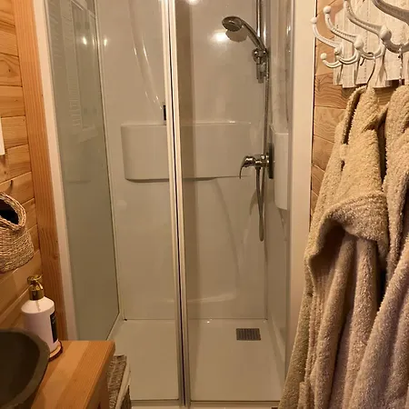 Roulotes De Charme Avec Piscine Chauffee Et Bain Nordique A Шале