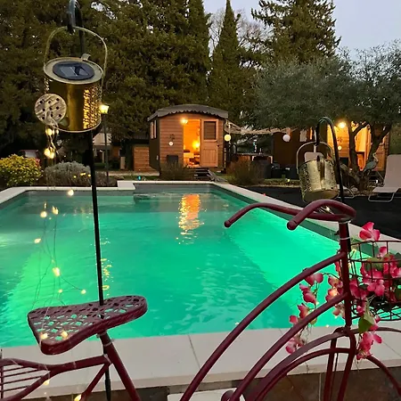 Roulotes De Charme Avec Piscine Chauffee Et Bain Nordique A * Юзес