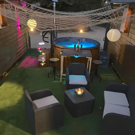 Roulotes De Charme Avec Piscine Chauffee Et Bain Nordique A
