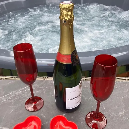 Roulotes De Charme Avec Piscine Chauffee Et Bain Nordique A *