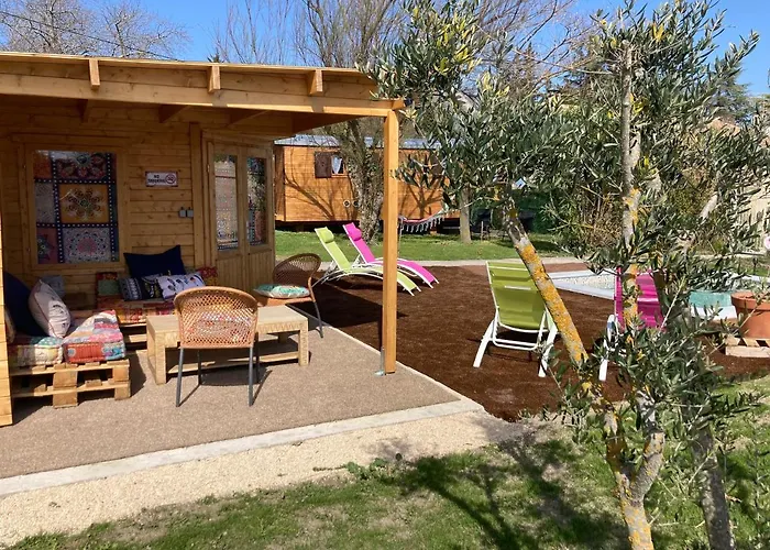 Roulotes De Charme Avec Piscine Chauffee Et Bain Nordique A Uzes Юзес