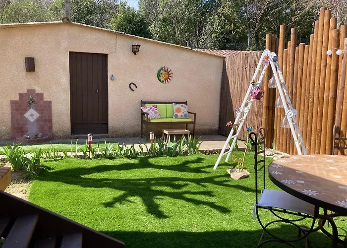 Roulotes De Charme Avec Piscine Chauffee Et Bain Nordique A Uzes