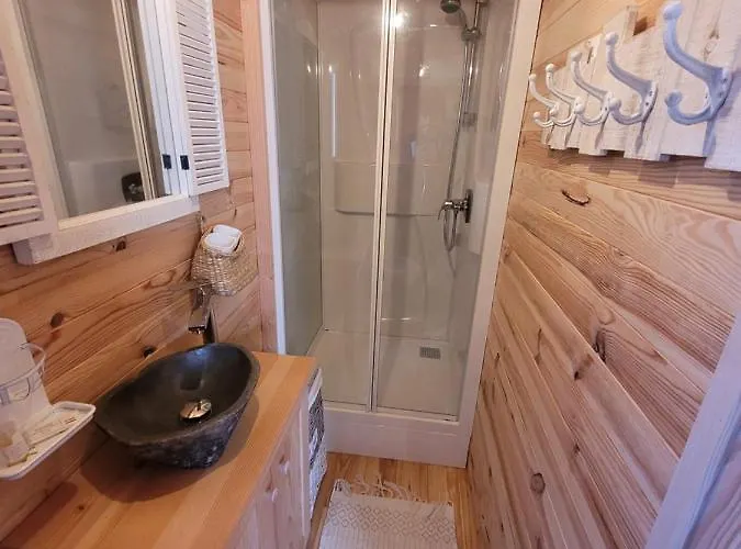 Roulotes De Charme Avec Piscine Chauffee Et Bain Nordique A Uzes