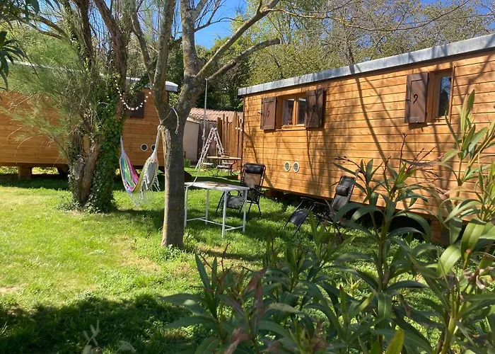 Roulotes De Charme Avec Piscine Chauffee Et Bain Nordique A Uzes Юзес