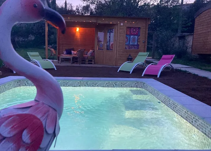 Roulotes De Charme Avec Piscine Chauffee Et Bain Nordique A Uzes Шале *