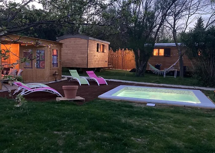 Roulotes De Charme Avec Piscine Chauffee Et Bain Nordique A Uzes Юзес