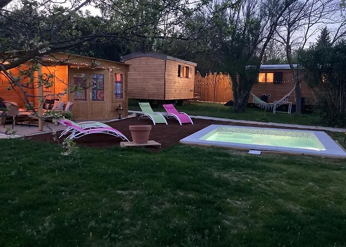 Roulotes De Charme Avec Piscine Chauffee Et Bain Nordique A Uzes