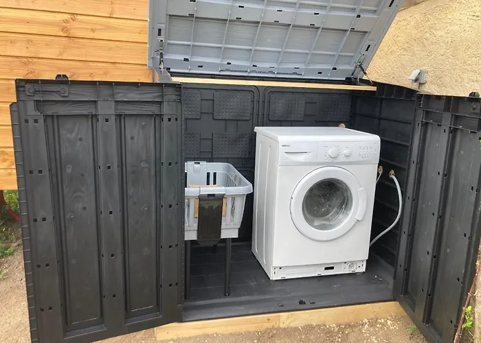 Roulotes De Charme Avec Piscine Chauffee Et Bain Nordique A Uzes Шале