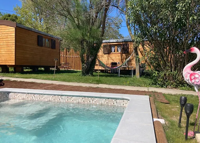 Roulotes De Charme Avec Piscine Chauffee Et Bain Nordique A Uzes *