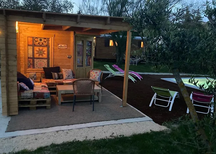 Roulotes De Charme Avec Piscine Chauffee Et Bain Nordique A Uzes Юзес