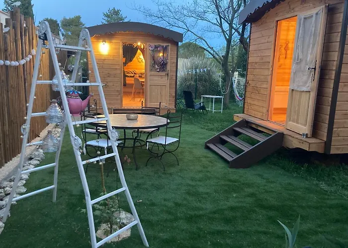 Roulotes De Charme Avec Piscine Chauffee Et Bain Nordique A Uzes Шале Юзес