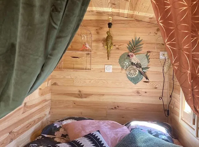Roulotes De Charme Avec Piscine Chauffee Et Bain Nordique A Uzes Шале *