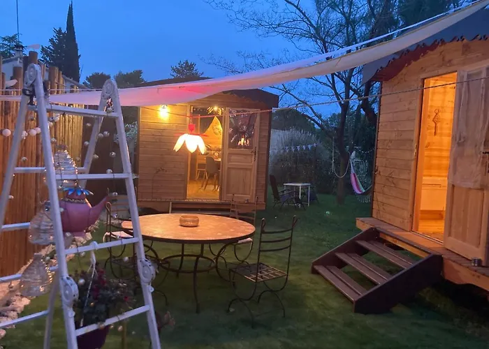 Roulotes De Charme Avec Piscine Chauffee Et Bain Nordique A Uzes Шале