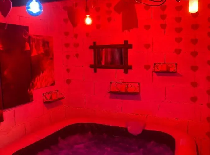 Roulotes De Charme Avec Piscine Chauffee Et Bain Nordique A Uzes