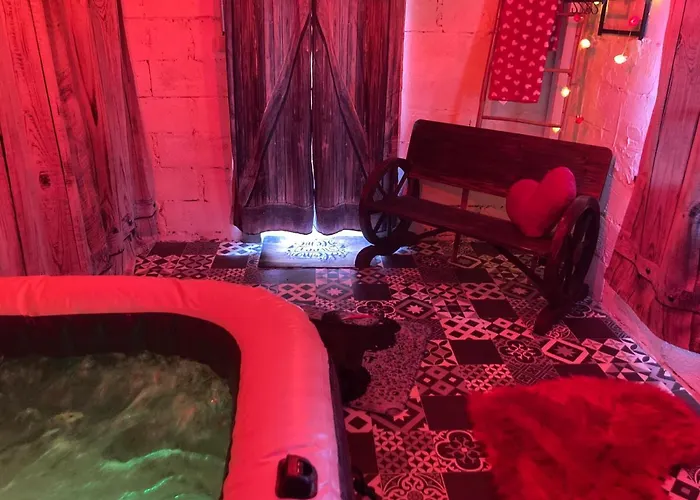 Roulotes De Charme Avec Piscine Chauffee Et Bain Nordique A Uzes * Юзес